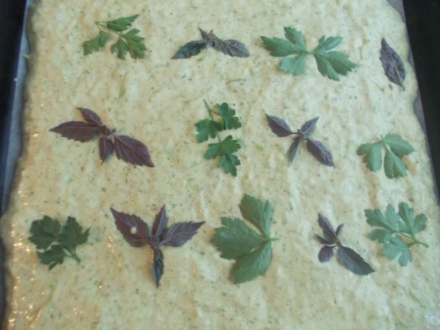 Рулет из кабачкового теста с начинкой из овощей, мяса и сыра