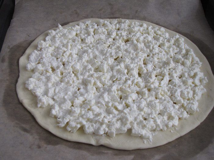 Лепешка с моцареллой, фетой и орегано