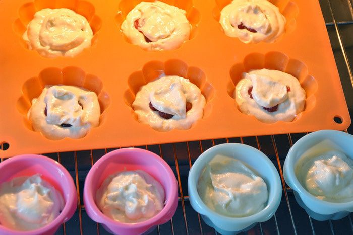 Йогуртовые кексы с вишней и шоколадом