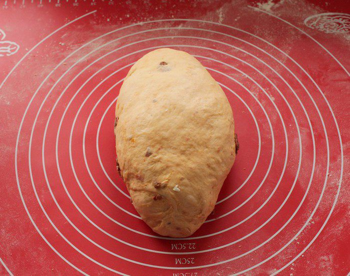 Хлеб с вялеными помидорами