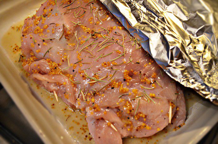 Филе индейки, фаршированное ежевикой и яблоками