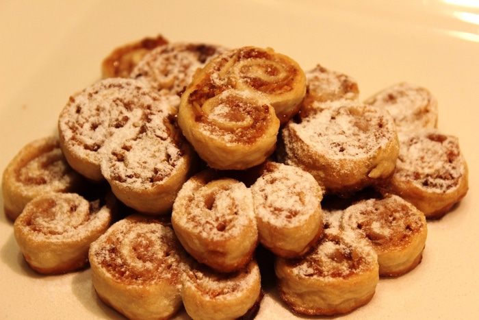 Завитки с орехами и изюмом