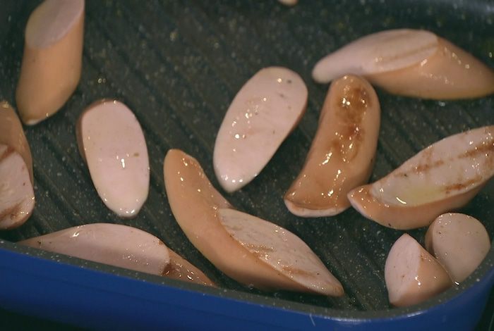 Картофельные оладьи и запеченный перец с сосисками 