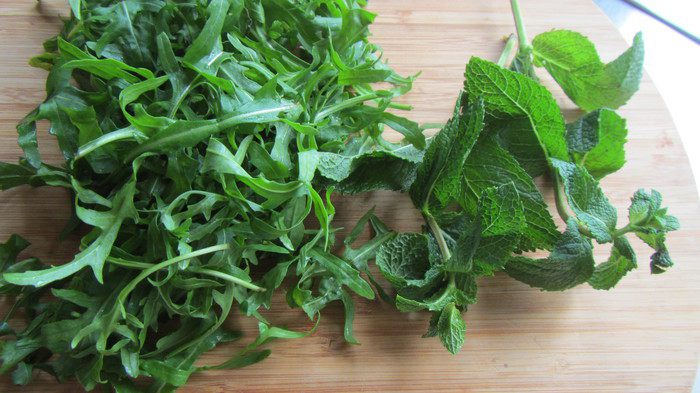 Салат из запеченной свеклы с апельсином, козьим сыром, мятой и фундуком