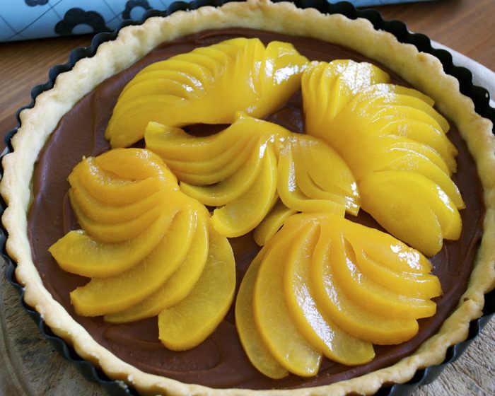 Шоколадно-сливочный тарт с фруктами