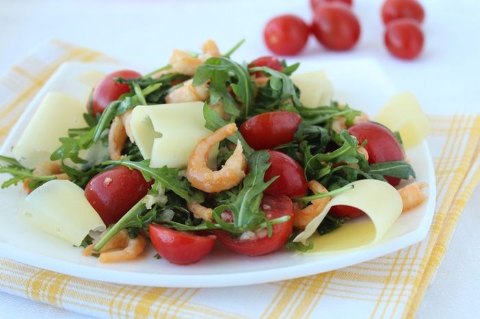 Салат с руколой и креветками