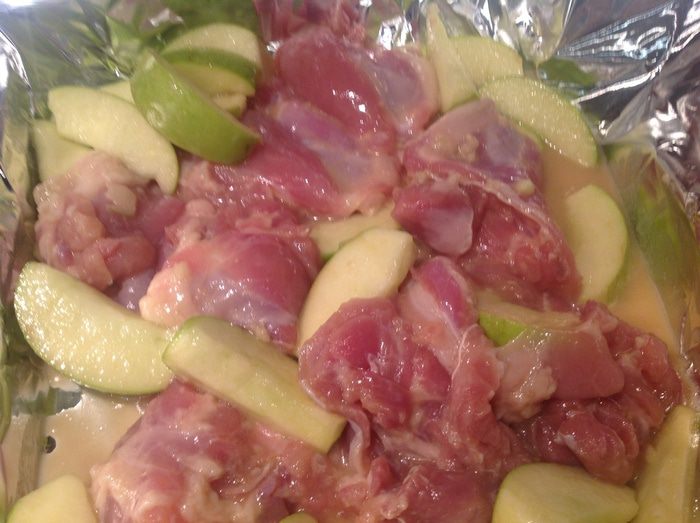 Курочка с яблоками