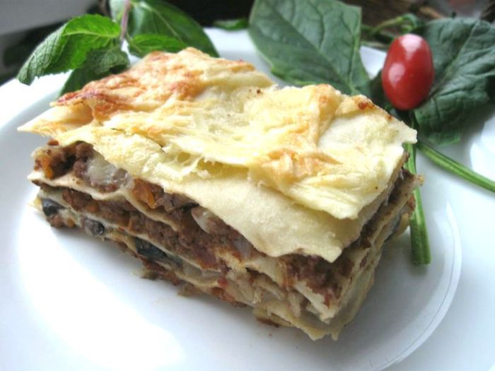 Лазанья с рагу болоньезе (ragù alla bolognese), грибами и моцареллой