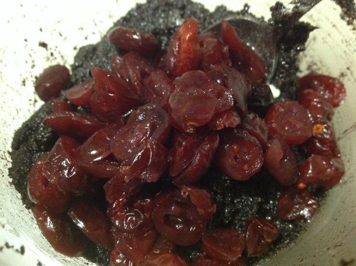 Сдобный кекс с маком и вяленой клюквой