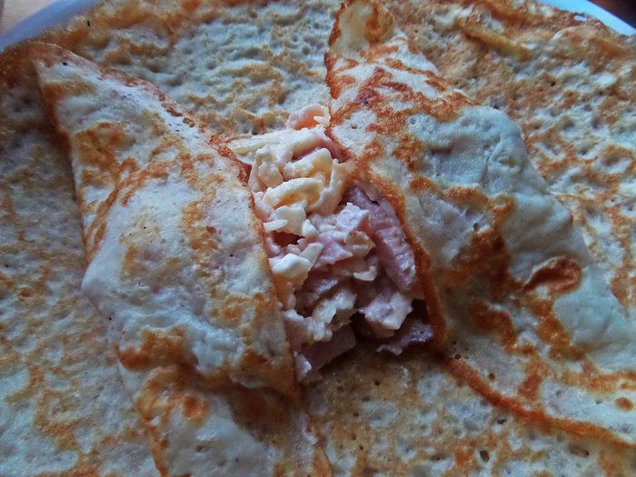 Блины с ветчиной, запечённые под сыром