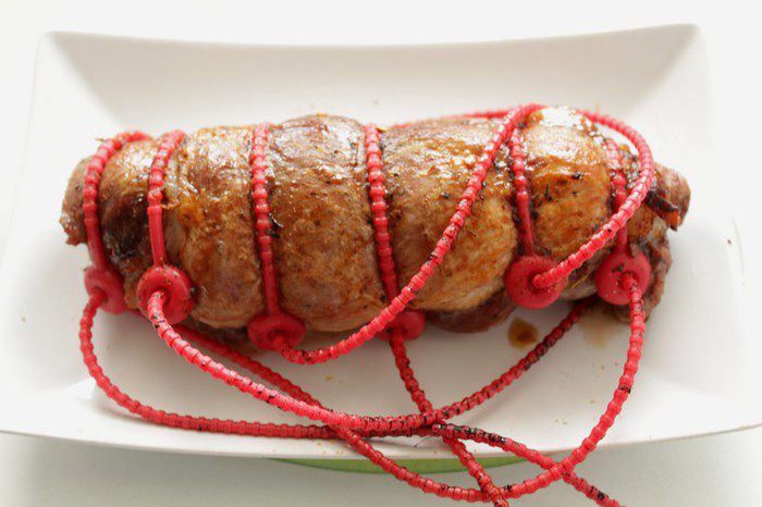 Рулет из свинины с вяленой клюквой