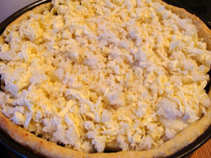 Пирог с курицей, песто, вялеными помидорами и моцареллой