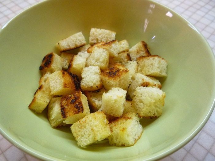 Салат из копченого сома с яйцом пашот и крутонами