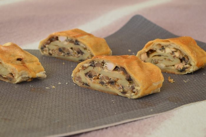 Слоёный рулет с курицей и грибами