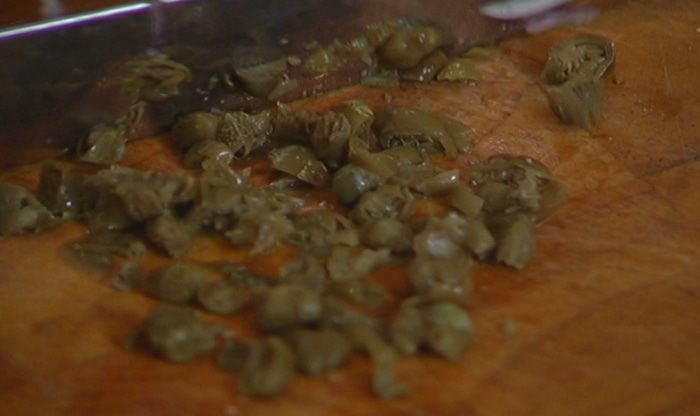 Бутерброд с белой рыбой и соусом из йогурта и каперсов 