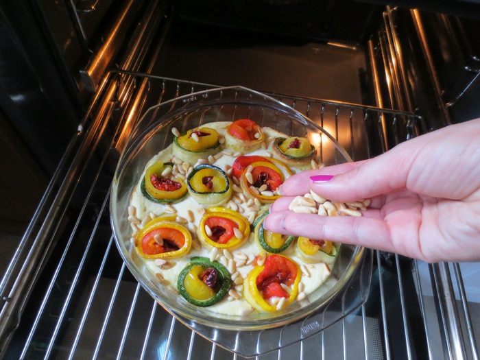 Гратен &amp;quot;Вкусняшка&amp;quot; с рулетиками из цукини с рикоттой и кедровыми орешками