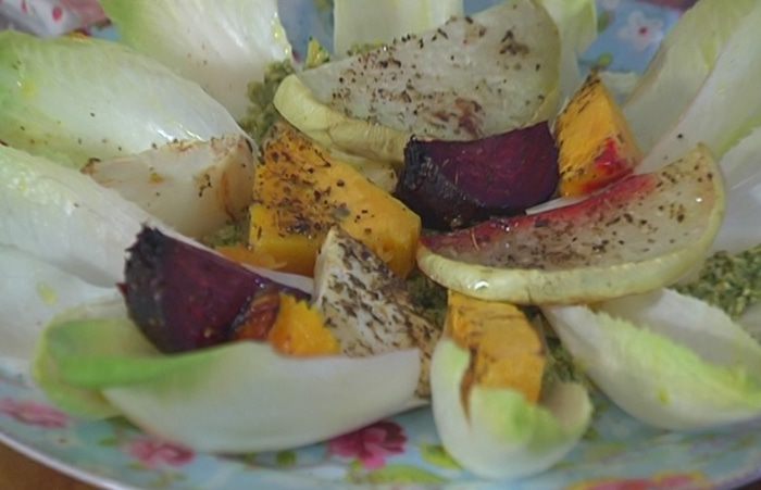 Салат с тыквой и свеклой на листьях цикория