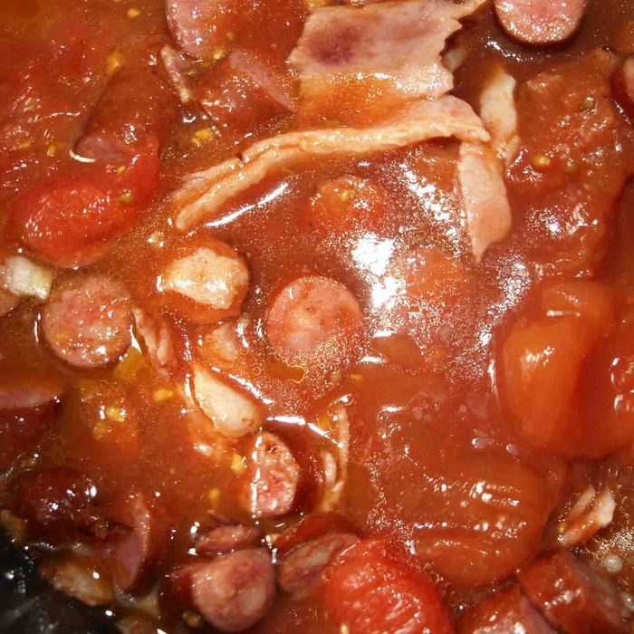 Томатный суп с охотничьими колбасками и беконом
