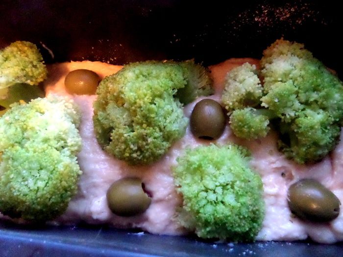Кекс с брокколи, оливками и пармезаном