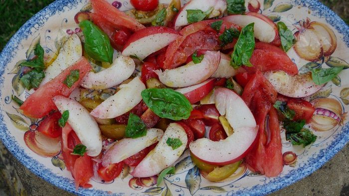 Салат из помидоров с нектаринами и базиликом 