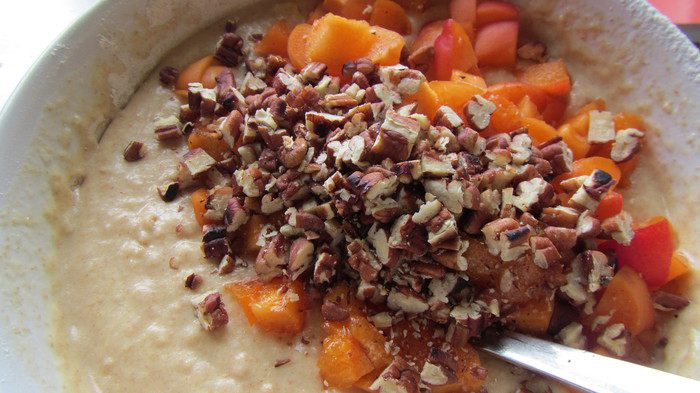 Маффины с абрикосами, орехами пекан и коричной помадкой