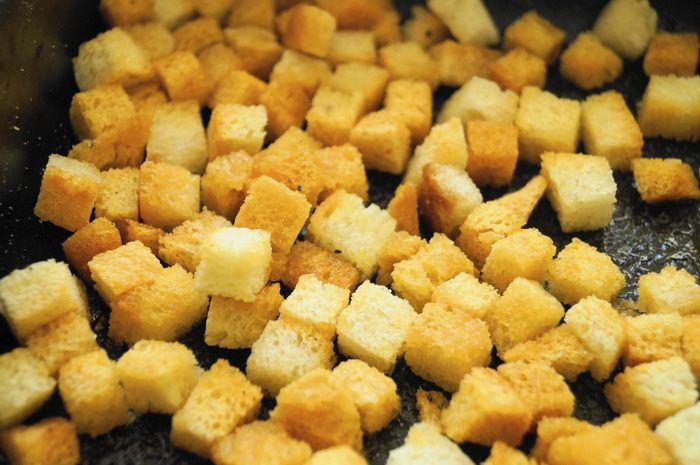 Суп с рисом и чесночными гренками