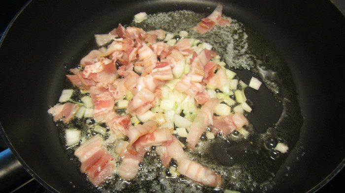 Запеченное в духовке ризотто с луком-пореем и панчеттой