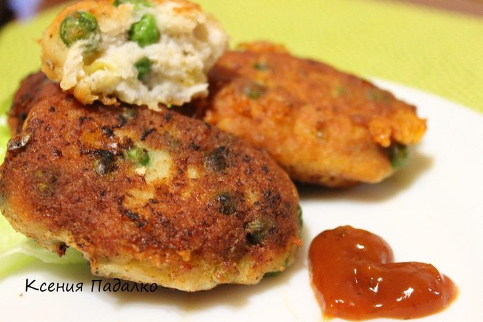 Котлеты из судака с зеленым горошком