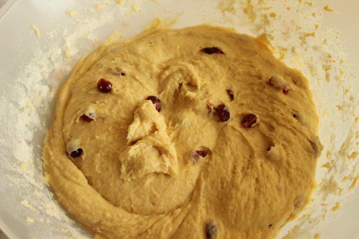 Куличи с апельсиновой цедрой и вяленой клюквой