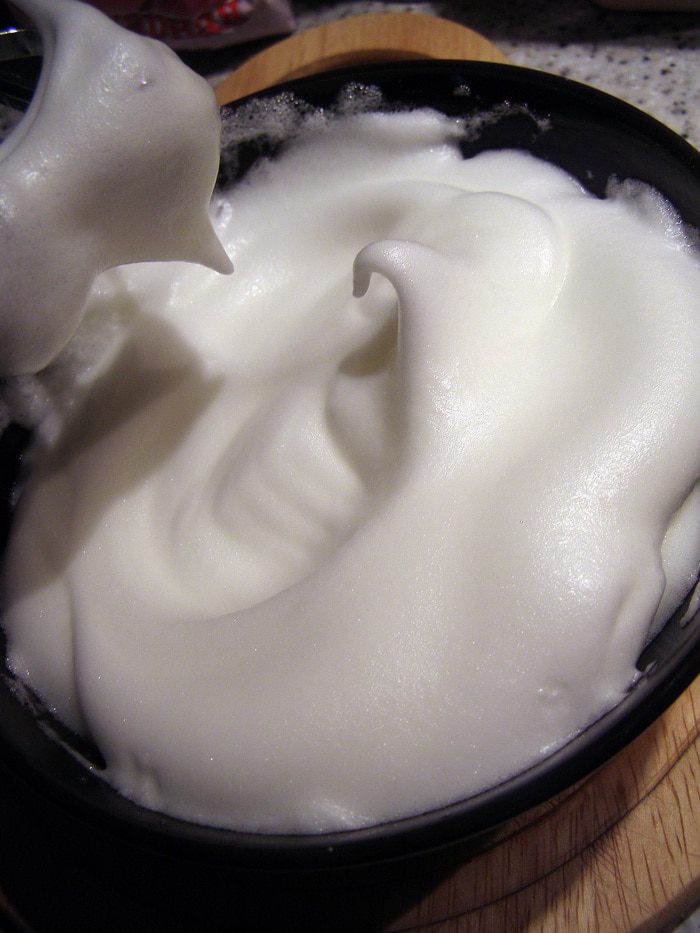 Шоколадное пирожное &amp;quot;Экспромт&amp;quot; со сливочным кремом и сливой