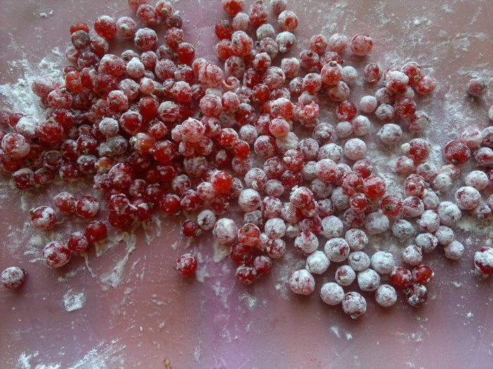 Оладьи дрожжевые с красной смородиной