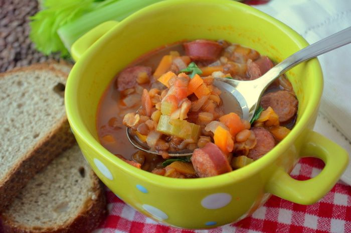 Согревающая чечевичная похлебка с копчеными сосисками 