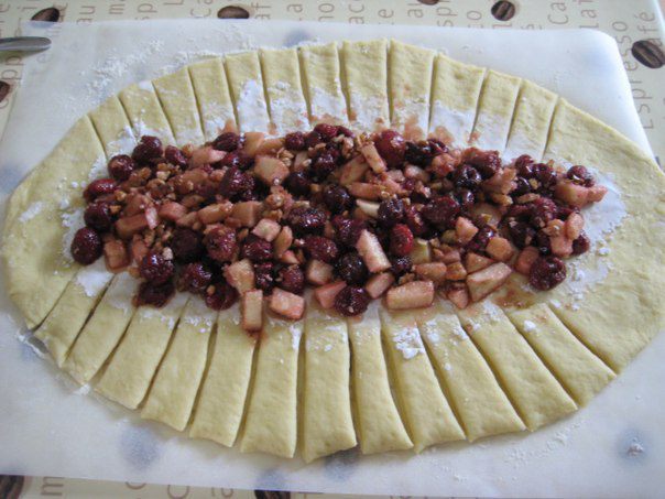 Плетенка с вишней и грецким орехом