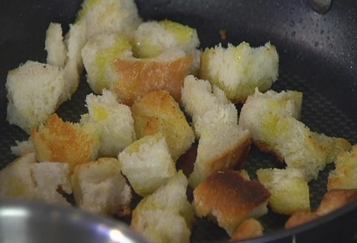 Салат с картофелем, беконом, фасолью и яйцами пашот 
