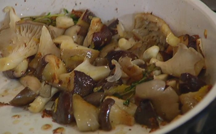 Жареные грибы на тостах 