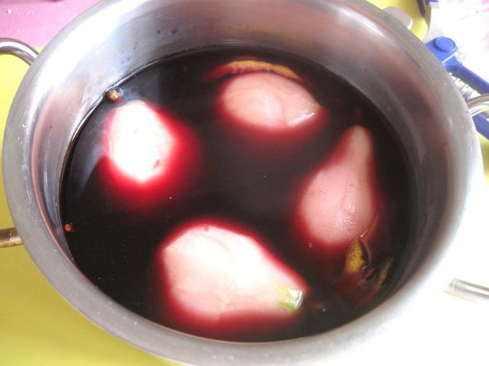 Ванильное мороженое и груша-пашот «Сладкая парочка»