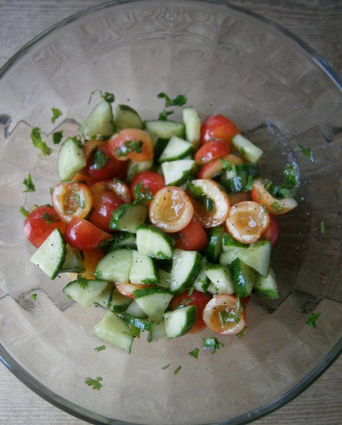 Салат из черешни и огурца