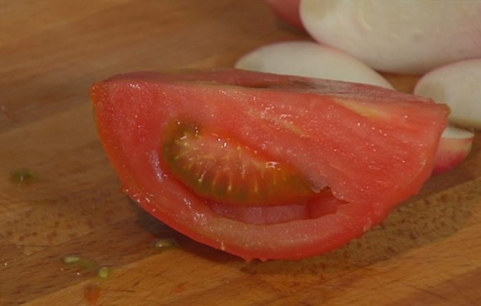 Салат из помидоров с нектаринами и базиликом 