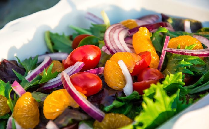 Теплый салат с мясом и мандаринами