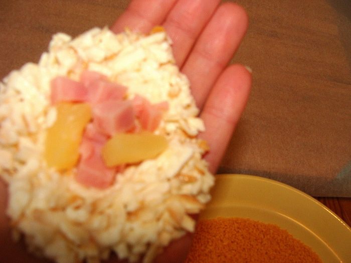 Сырные шарики с начинкой в ореховой панировке под &amp;quot;пьяной&amp;quot; клюквой