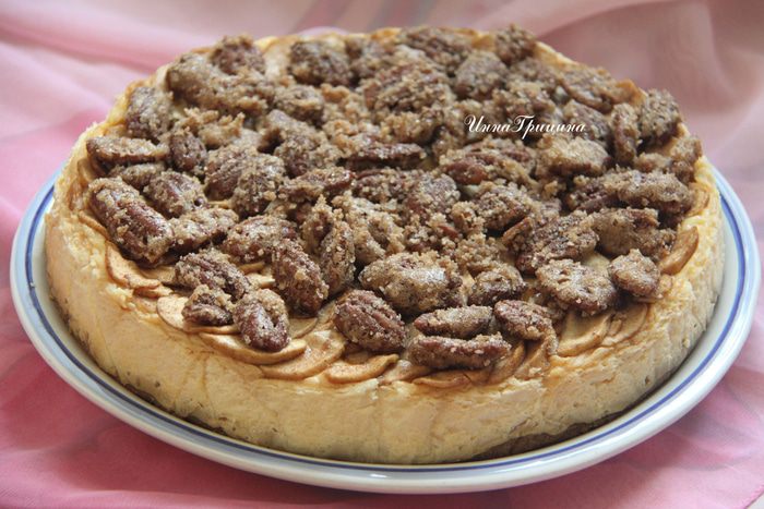 Чизкейк с корицей, яблоком и сахарным пеканом