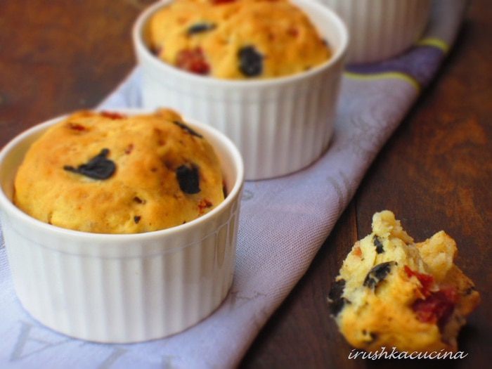 Мини-бриоши с салями и оливками