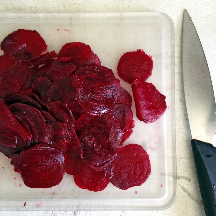 Карпаччо из свеклы с рукколой и кремом из маскарпоне