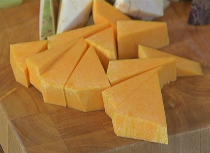 Салат с тыквой и свеклой на листьях цикория