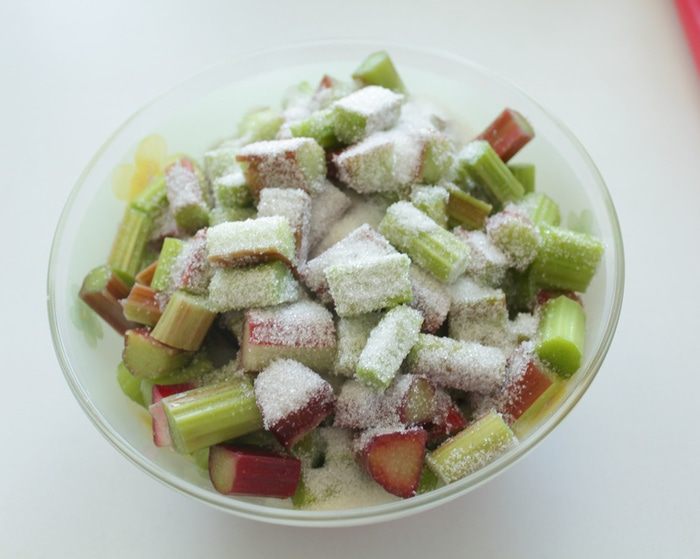 Тарт с ревенем и миндальным кремом