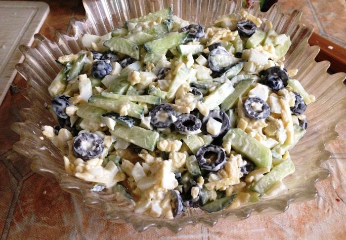 Салат с оливками и огурцом