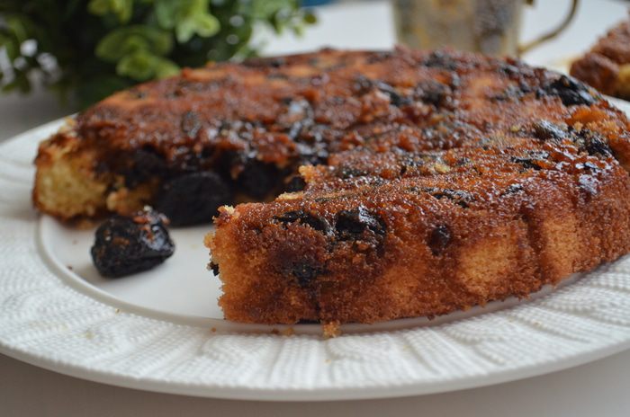 Шарлотка на манке с карамельным черносливом 