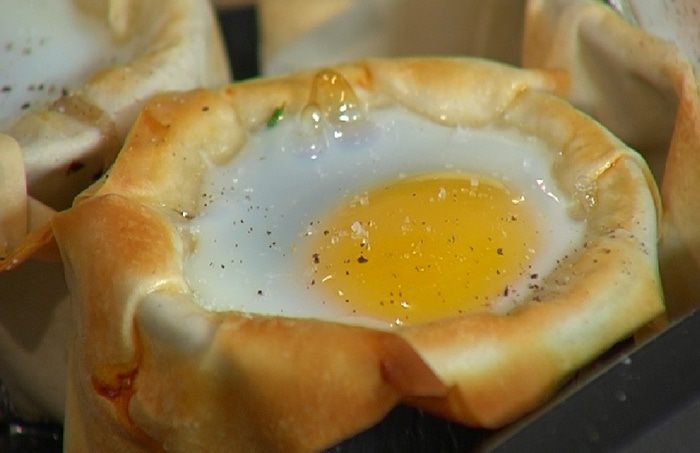 Яйца, запеченные в корзиночках фило с грибами 