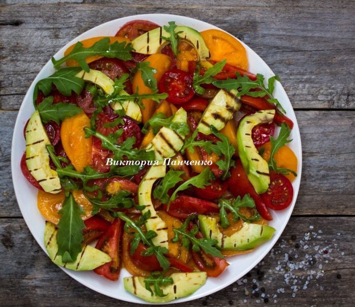 Томатный салат с авокадо-гриль