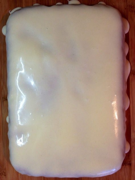 Пряный томатный пирог под нежной глазурью из сливочного сыра